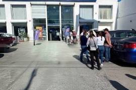 La afluencia aumentó luego de que algunos clientes reportaran la suspensión de sus servicios telefónicos.