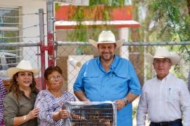 Los paquetes entregados por el Gobierno Municipal incluyen aves ponedoras y alimento para facilitar su desarrollo.