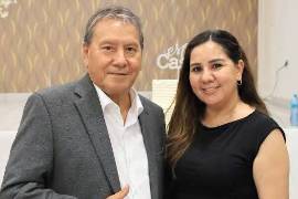 Karina Ríos Ornelas anunció que dejará la presidencia honoraria del DIF para acompañar la recuperación de su padre, Óscar Ríos, quien pidió licencia para dejar la alcaldía de San Juan de Sabinas, Coahuila.