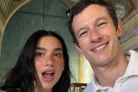Cita. La cantante británica y el actor habrían adelantado sus planes de matrimonio y reunirán a familiares y celebridades en una exclusiva ceremonia frente al mar.