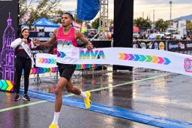 Ulises Adrián Loza Cruz celebró ante su gente el bicampeonato del Medio Maratón Monclova 2026, tras imponerse con un tiempo de una hora, cinco minutos y 31 segundos.