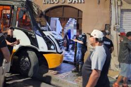 El camión de la Ruta Guayulera terminó sobre la banqueta tras sufrir una falla mecánica en pleno Centro de Saltillo.