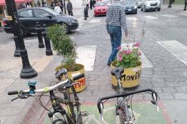 Integrantes del colectivo Transporte Digno Saltillo instalaron un biciestacionamiento en el cruce de Victoria y Acuña, en el Centro Histórico, como parte de sus acciones de urbanismo táctico.