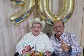 Esteban Barrón (Der.) lamentó la muerte de su compadre y amigo Homero Flores, con quien celebró su último cumpleaños.