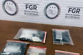 Las bolsas con sustancias ilícitas incautadas durante el cateo fueron decomisadas por la FGR en colaboración con la Sedena.