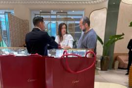 José Ramón López Beltrán, el hijo mayor del expresidente Andrés Manuel López Obrador (AMLO) fue visto en una tienda de la marca Cartier en Cancún, junto a su esposa Carolyn Adams.