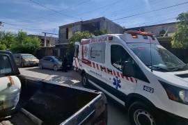 Paramédicos acudieron al lugar para auxiliar al herido.