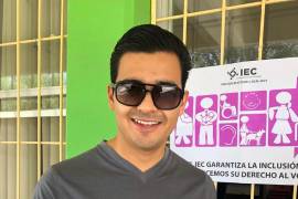 López González llegó acompañado de su hijo Braulio y comentó que fueron cien restaurantes los que están ofreciendo descuentos y cortesías a quien vote.