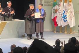 El cantautor español Joan Manuel Serrat fue nombrado Doctor Honoris Causa por parte de la Universidad Autónoma de Nuevo León (UANL) por su contribución a las letras españolas y la música