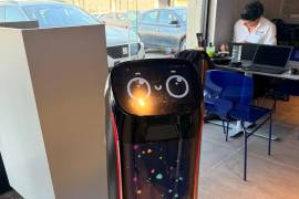 Aseguran que el uso de este sistema robotizado, no sustituye el trabajo que realizan los meseros, pero si lo hace más eficiente.