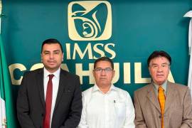 Armando René Cortés de Hoyos (Izq) y Pedro Florez Álvarez (Der) asumieron como representante titular y suplente del sector obrero en el Consejo Consultivo del IMSS Coahuila.