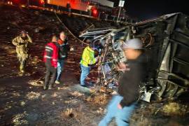 Elementos de emergencia liberan a José Armando Gallegos, prensado tras colisionar su unidad cargada de madera contra un tráiler de Barcel.