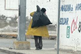 Personal de Protección Civil realiza recorridos para apoyar a familias vulnerables ante el frío.