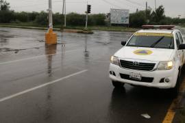 Personal de Protección Civil y Bomberos realiza recorridos por las calles de Torreón para monitorear las condiciones de las vialidades tras las lluvias ligeras.