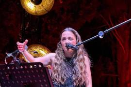 La cantautora Natalia Lafourcade se unió a la celebración del 425 aniversario de Casa Madero.