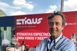 Labor. El colorido stand de Etiqus, empresa saltillense especializada en etiquetas premium, cautivó a los asistentes del Festival Mundo Mezcal 2025 con su propuesta que fusiona tecnología, diseño y tradición mexicana.
