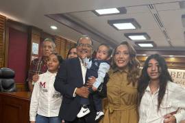 El alcalde estuvo acompañado por su familia durante la sesión de Cabildo en la que realizó la solicitud de licencia temporal.