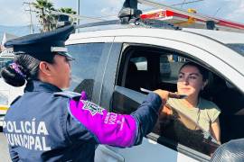 Elementos del Agrupamiento Violeta realizaron labores informativas en cruceros de Saltillo para orientar a mujeres sobre cómo detectar y denunciar situaciones de violencia.