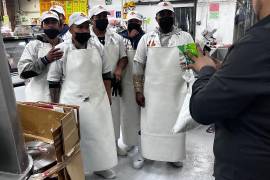 Durante los operativos, el personal sanitario toma muestras de pescado, mariscos, hielo y agua, que son analizadas en el Laboratorio Estatal de Salud Pública para verificar su inocuidad y prevenir riesgos de salud.