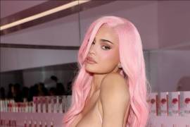 Fiesta. La menor del clan Kardashia-Jenner asistió acompañada de su hija y sus famosas hermanas.