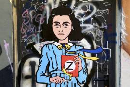 Un mural que representa a Ana Frank quemando una hoja de papel con la letra “Z”, que simboliza el apoyo a la invasión de Ucrania por parte del presidente de Rusia, Vladimir Putin.