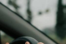 Entre las principales advertencias se encuentra evitar el uso del teléfono celular al volante, ya que las distracciones continúan siendo una de las principales causas de percances viales.