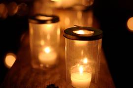 Los frascos de café de vidrio pueden reutilizarse para elaborar faroles decorativos que iluminen los altares durante las celebraciones del Día de Muertos.