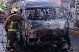 La violencia en Acapulco no se detiene, tampoco las agresiones al transporte público. Este fin de semana fueron asesinadas cuatro personas en el puerto y una Urvan del transporte público fue quemada por hombres armados.