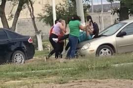 Una estudiante de la FCA Monclova y su madre, golpearon a una alumna en el estacionamiento del plantel.