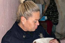 Las oficiales tomaron al bebé entre sus brazos y cortaron el cordón umbilical, para posteriormente envolver al recién nacido en una cobija y llamar a la Cruz Roja.