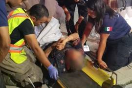 Elementos de la UNIF, Bomberos y Cruz Roja rescataron al adulto mayor ante el riesgo de caída que enfrentaba dentro de la vivienda donde permanecía.