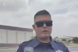 Un video difundido en redes sociales muestra a un policía estatal presuntamente solicitando dinero a una familia durante una revisión.