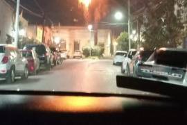 Una palmera se incendió en la Zona Centro de Saltillo tras el uso de pirotecnia durante las celebraciones navideñas, lo que provocó daños a vehículos estacionados en el área.