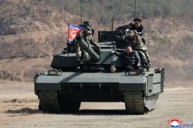El presidente Kim Jong Un, derecha, a su hija, supuestamente llamada Kim Ju Ae, y a soldados en un tanque, en una base de entrenamiento militar en Corea del Norte.