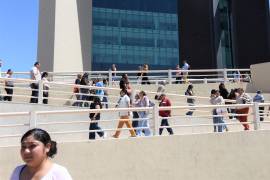 Brigadas internas coordinan evacuación durante el simulacro en Presidencia Municipal.
