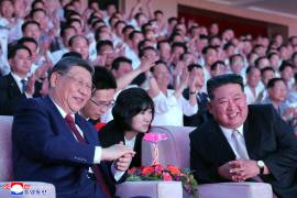 En esta fotografía, proporcionada por el gobierno de Corea del Norte, el gobernante norcoreano Kim Jong Un (derecha) y el presidente chino Xi Jinping (izquierda) sonríen mientras observan un espectáculo.
