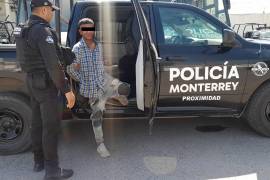 Un hombre fue detenido al exterior de un plantel educativo por mostrar sus partes íntimas a una mujer en Monterrey.