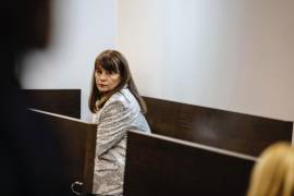 Activista, Justyna Wydrzyńska se sienta en la corte en Varsovia, Polonia.
