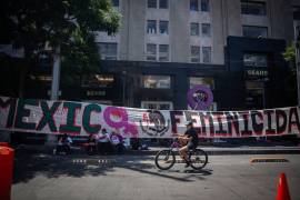 CIUDAD DE MÉXICO, 21SEPTIEMBRE2025.- Madres de víctimas de feminicidio y desaparición forzada realizan jornada de visualización y exigencia de seguimiento a casos frente al Palacio de Bellas Artes. FOTO: ANDREA MURCIA /CUARTOSCURO.COM