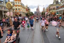 Disney está renunciando a las tarifas para los huéspedes que cancelan las reservas afectadas.
