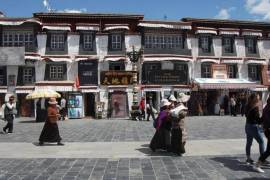Budistas tibetanos y peregrinos dan vueltas alrededor del templo de Jokhang el más importante de Lhasa, Tíbet.