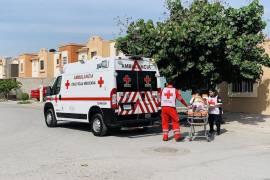Paramédicos de la Cruz Roja llegaron a revisar a madre e hija; luego las trasladaron al Hospital General.