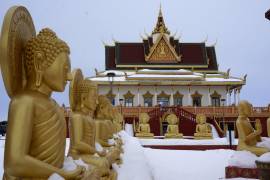 El templo budista de Watt Munisotaram en un paisaje cubierto de nieve en Hampton, Minnesota, el sábado 4 de febrero de 2023.