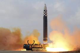 Según la ACNC, Kim también ha ordenado la fabricación de un nuevo tipo de misil balístico intercontinental con capacidad para llevar a cabo un veloz ataque de represalia. El gobernante indicó además que Corea del Norte planea lanzar pronto su primer satélite espía militar.