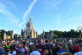 Visitantes caminan frente al Palacio de la Cenicienta durante el inicio de las celebraciones del 50 aniversario de Walt Disney World, en el parque temático Magic Kingdom, en Lake Buena Vista, Florida (Estados Unidos). EFE/Álvaro Blanco