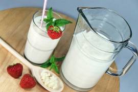 El kéfir es una bebida fermentada rica en probióticos que fortalece la salud intestinal, mejora la digestión y contribuye al sistema inmunológico.