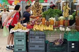 Ante el aumento de la inflación que a finales de marzo, el precio de las frutas y verduras aumentó en un 10.75 en comparación del mes de febrero de este mismo año.