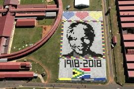 Develan retrato gigante de Mandela