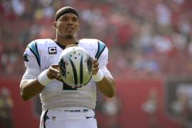 Cam Newton será operado del hombro de lanzar