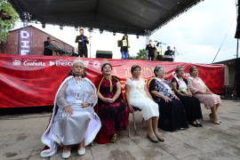 Bailan 2 mil 500 adultos mayores en Plaza de las Ciudades Hermanas de Saltillo